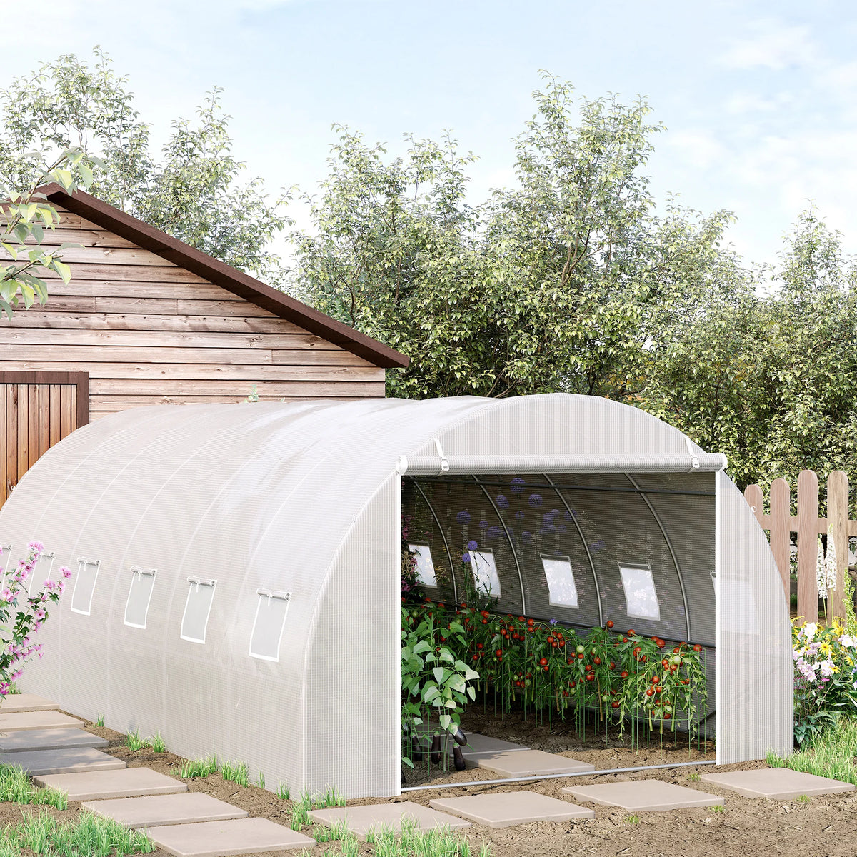 Serre tunnel 18 m² blanche installée dans un jardin